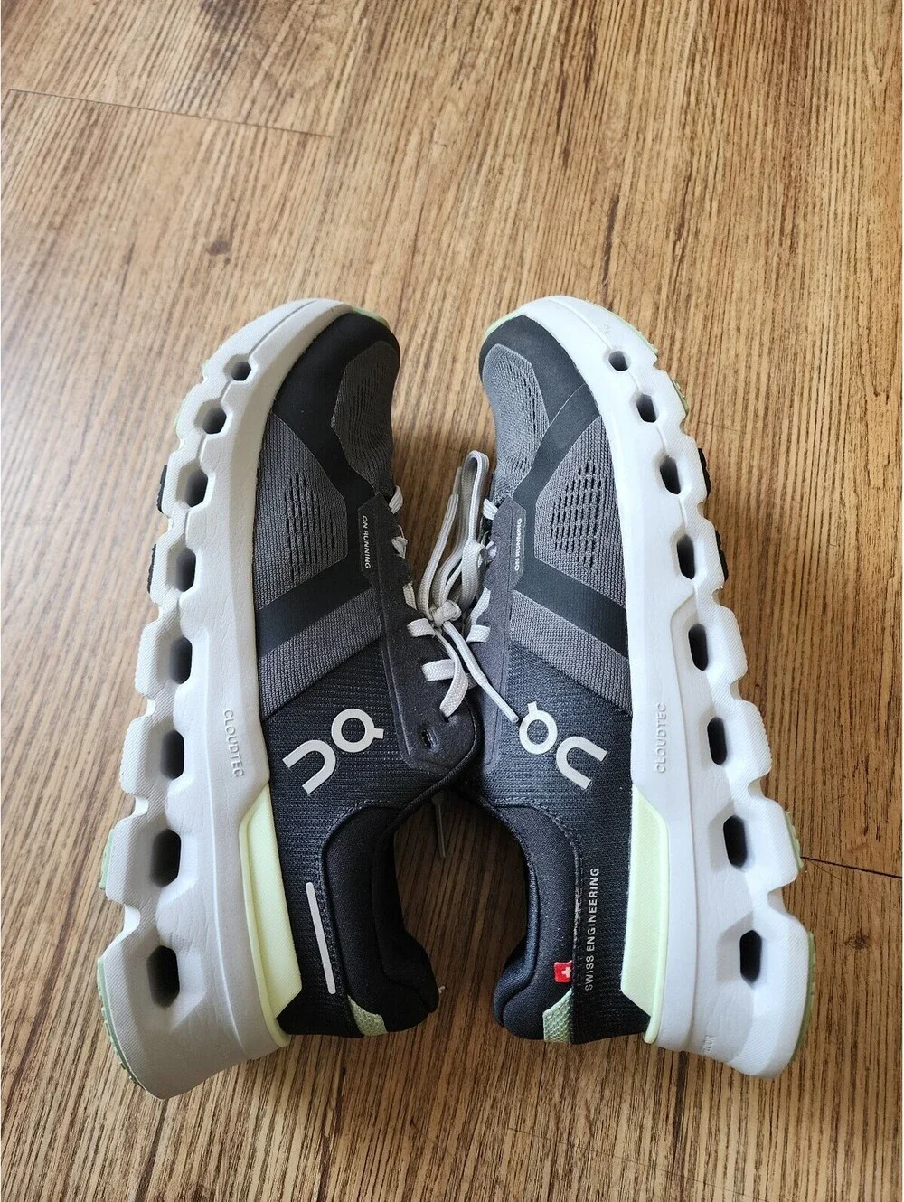 Size 8,5 On Cloud Running Shoes Black and White with Light Green Accents Size 9